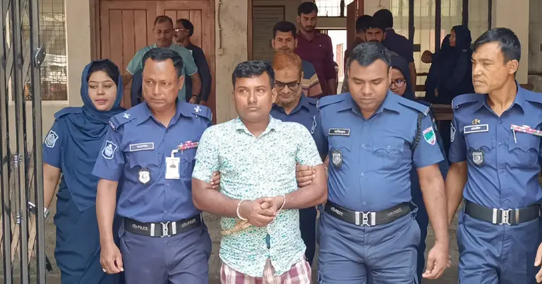 আদালত থেকে নিয়ে যাচ্ছে আসামি রিগানকে